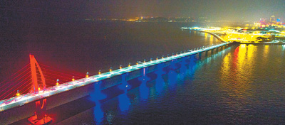 港珠澳桥全线亮灯 历经8年时间终于要建成通车了