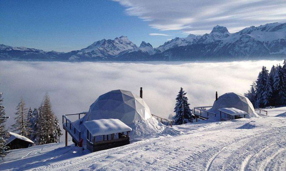 瑞士阿尔卑斯山度假区强降雪 上万游客暂时没有办法离开