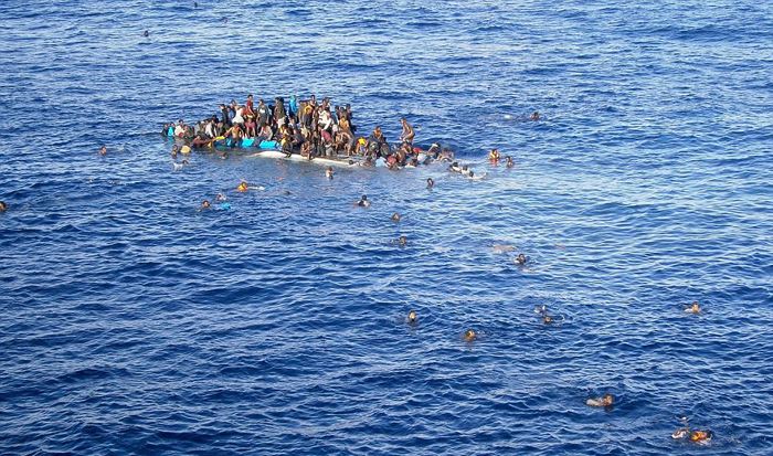 充气移民船在地中海沉没 近100人暂时下落不明