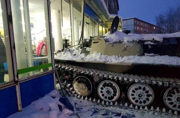 俄男子偷装甲车后闯超市抢酒 工作人员将其当场抓住