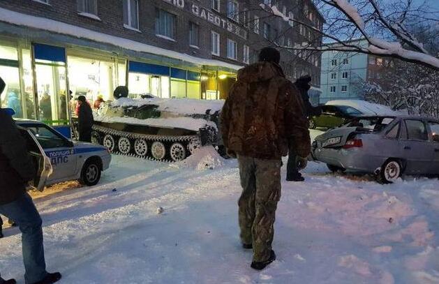 俄男子偷装甲车后闯超市抢酒 工作人员将其当场抓住