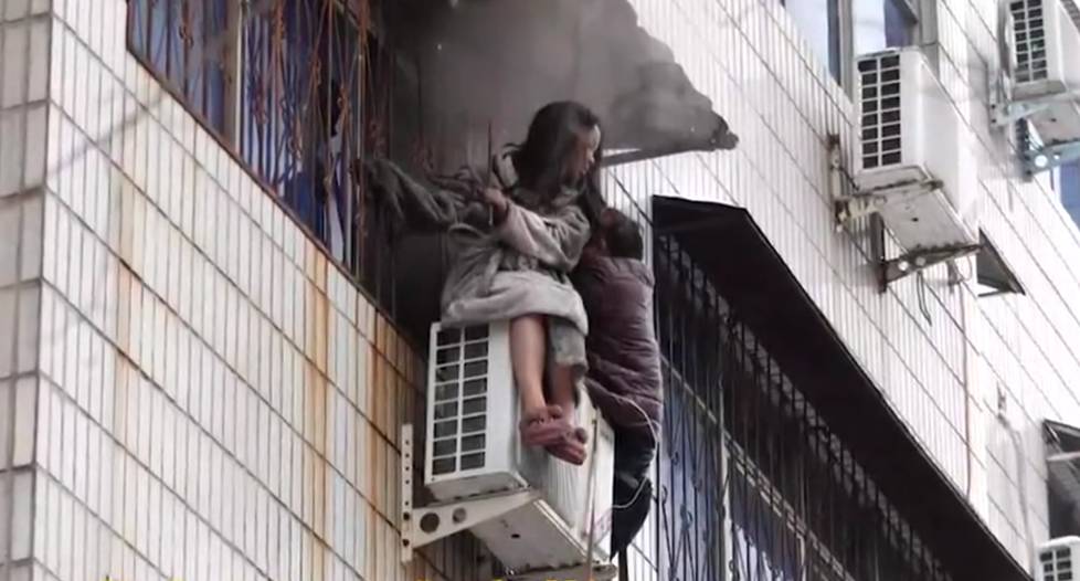 残疾男爬三楼砸窗救人 关键时刻不顾自身危险将人安全救出