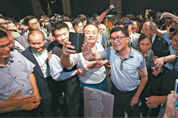 陈水扁刚提醒粉丝合照＂别上传＂ 转眼间就成为网友关注焦点
