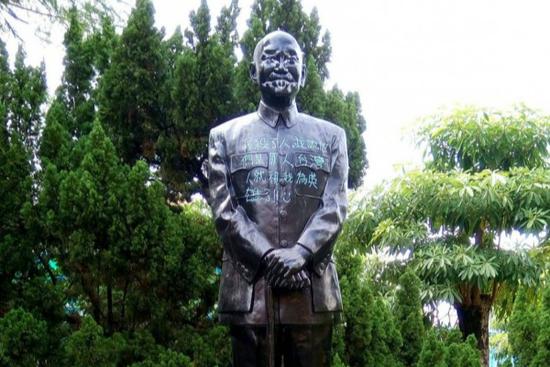 岛内蒋介石铜像再遭恶搞 身上被写一行字让人无语