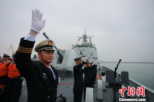 中国海军访摩洛哥 华人华侨到场欢迎获邀上战舰参观