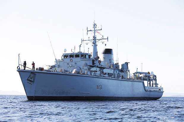 英国派＂塑料船＂拦截俄罗斯潜艇 外界质疑不太合适