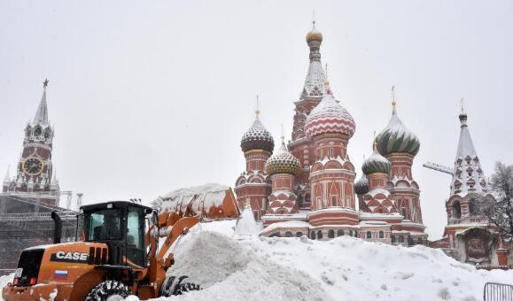 莫斯科遭百年一遇大雪冻雨侵袭天气恶劣大量航班被迫取消