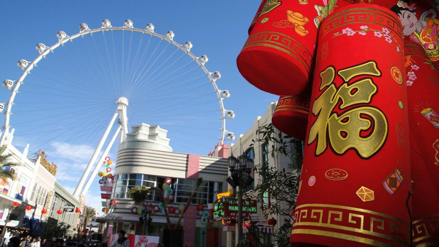 美国拉斯维加斯庆祝中国农历新年 一条长长的金龙很亮眼