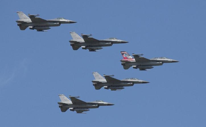 台湾5架F16战机为元宵灯会表演 蔡英文将现身主持仪式