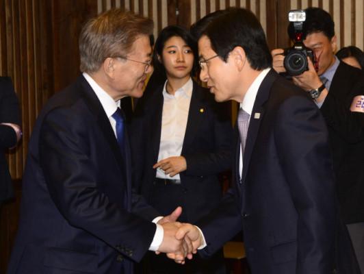 朴槿惠曾苦劝这个男人竞选总统 可惜对方摇头表示拒绝