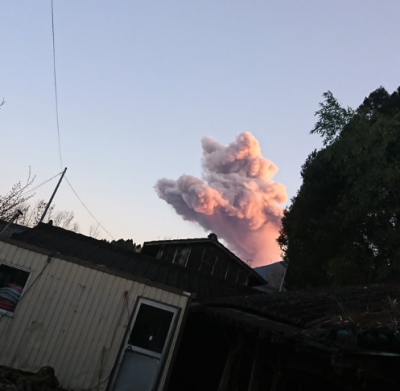 日本一火山喷发出粉红色＂猫＂ 网友脑洞大开发挥绘画天赋
