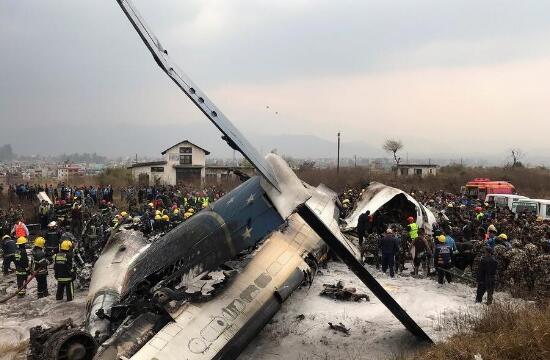 尼泊尔一客机坠毁燃起大火 受伤人员已被送医治疗