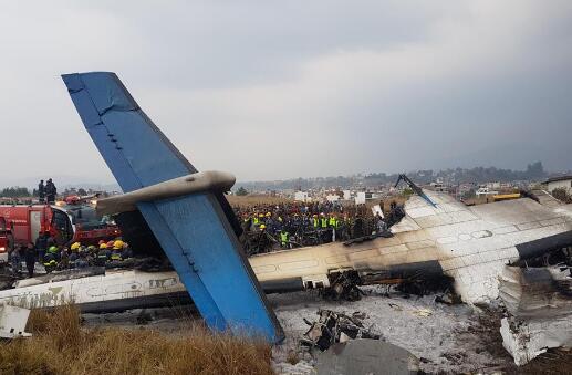 尼泊尔一客机坠毁燃起大火 受伤人员已被送医治疗