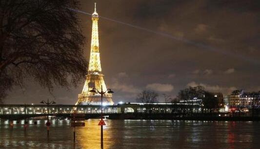 法国埃菲尔铁塔将迎最大规模涂色 需要3年时间才能完工