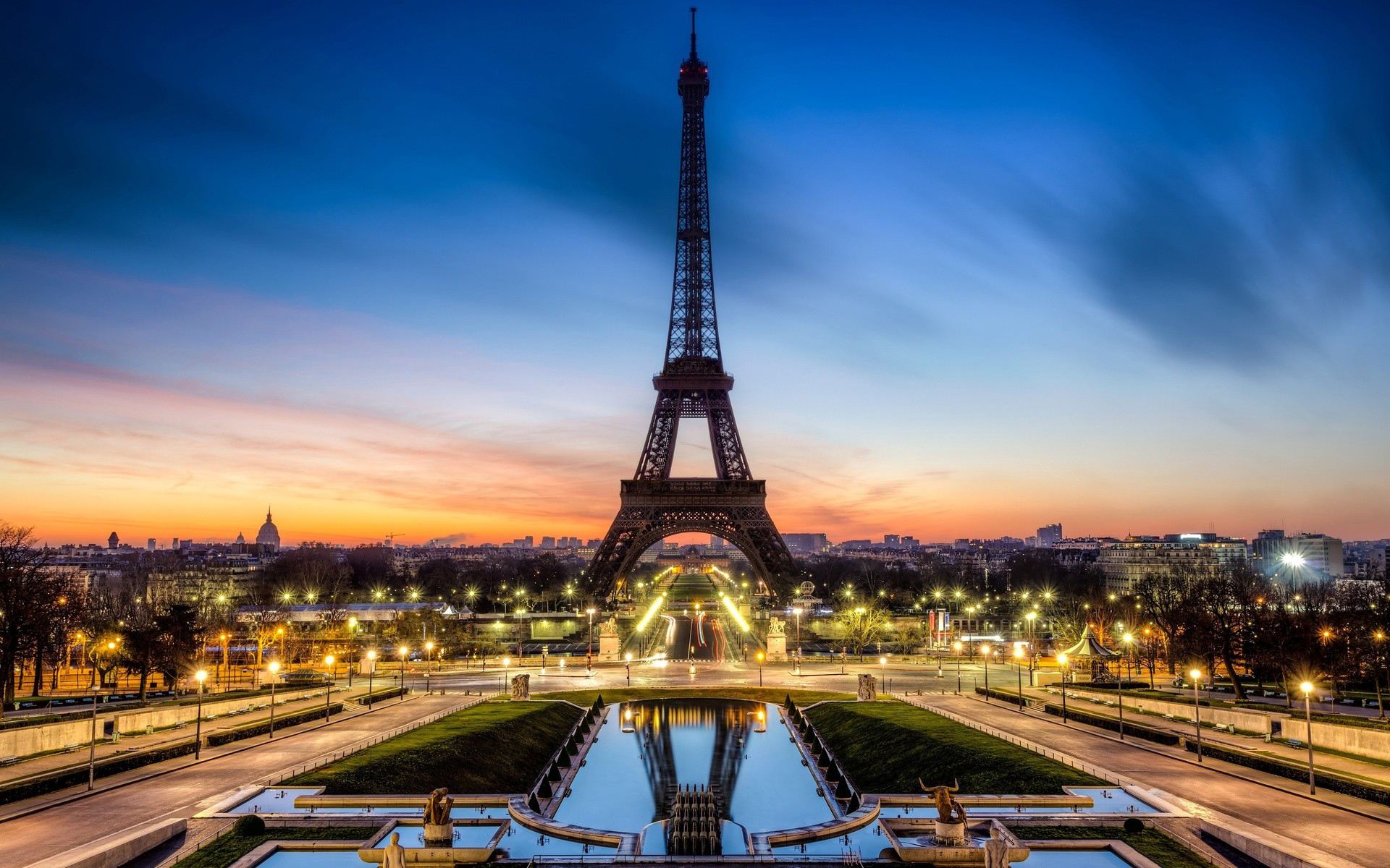 法国埃菲尔铁塔将迎最大规模涂色 需要3年时间才能完工