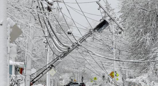 美国东北部遭3场风暴袭击 数万民众断电日常生活受影响