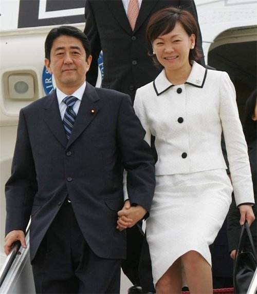 日本第一夫人丑闻后继续我行我素 安倍晋三称自己妻子清白