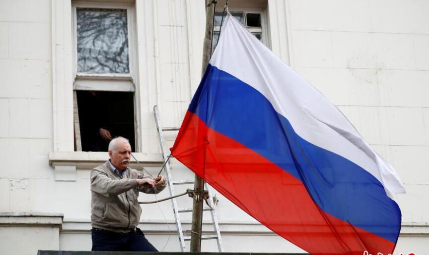 俄驻英大使馆摘旗 英国因双面间谍中毒案驱逐俄外交人员