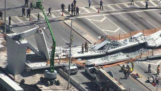 美国人行天桥坍塌 造成多人伤亡 搜救工作还在进行