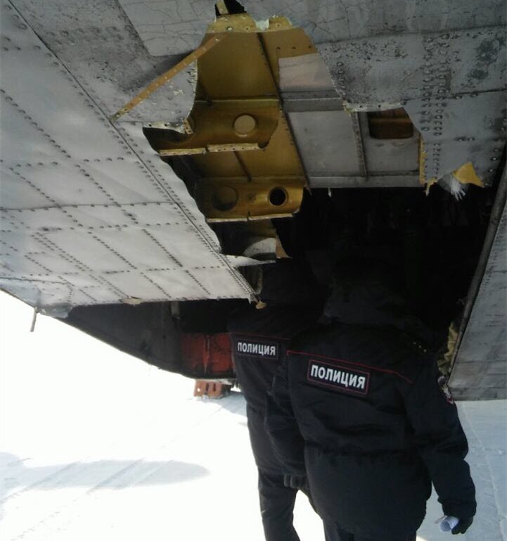 俄罗斯一飞机起飞时货舱门掉落 大量贵重物品丢失已找到