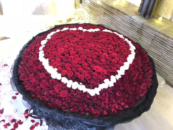 姚笛被成功求婚 生日当天手捧红玫瑰是生日庆祝还是接受求婚的征兆
