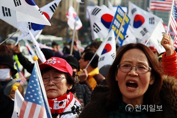 韩国万人集会高喊＂放了朴槿惠＂ 与警察冲突并无伤亡