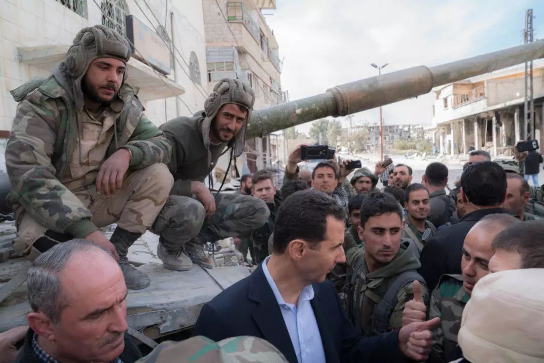 叙利亚总统赴前线 叙利亚总统亲自到前线慰问士兵显的气定神闲
