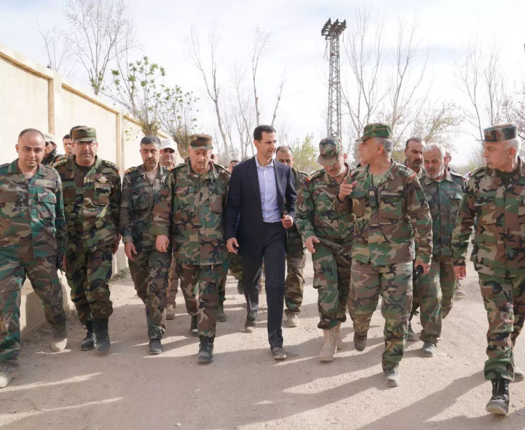 叙利亚总统赴前线 叙利亚总统亲自到前线慰问士兵显的气定神闲