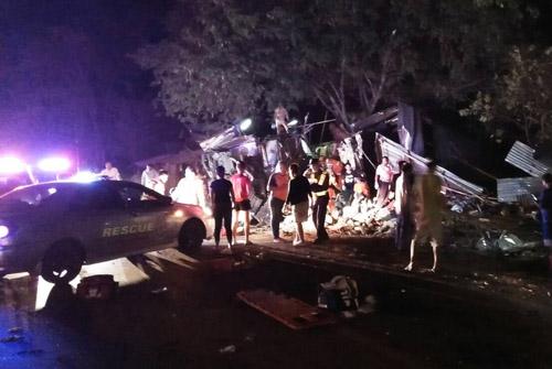 泰国双层大巴车祸 泰国双层大巴车祸至少有15人死亡30多人受伤