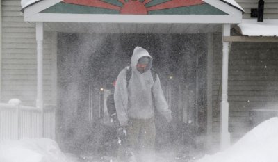 美国遇暴雪近4千航班取消 无数民众正常生活受影响