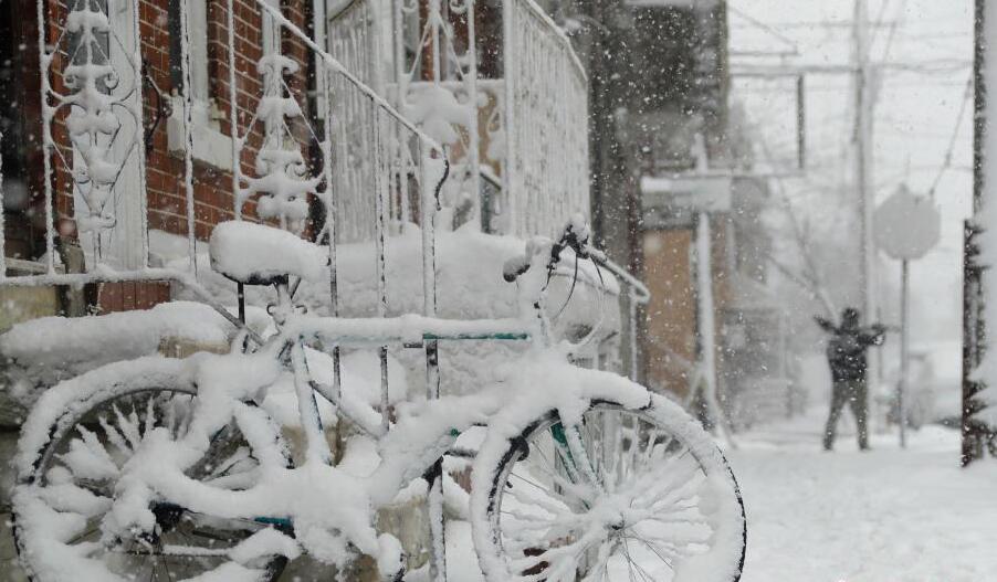 美国遇暴雪近4千航班取消 无数民众正常生活受影响