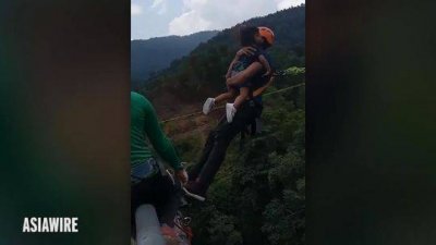 马来西亚一父亲抱着小孩玩蹦极 网友斥责父亲行为太危险