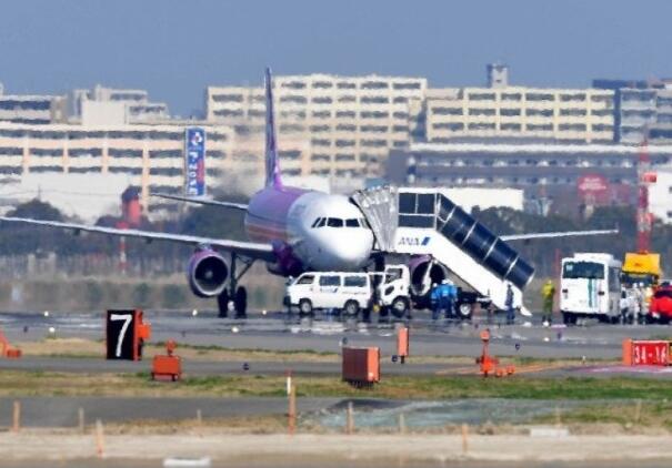 日本客机机场爆胎 飞机爆胎原因不明致使跑道关闭滞留近2半小时