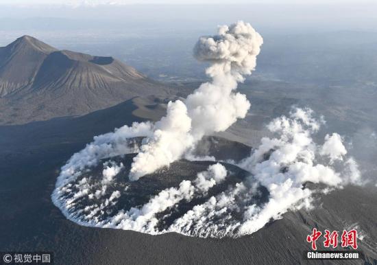 新燃岳火山再喷发 据最新消息新燃岳火山再度开始大规模爆发