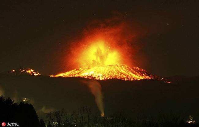 新燃岳火山再喷发 据最新消息新燃岳火山再度开始大规模爆发