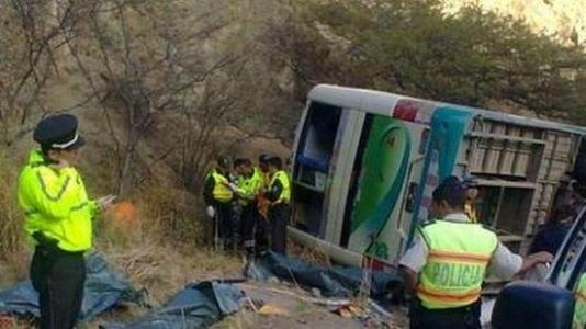 厄瓜多尔翻车事故 根据警方初步判断节能是司机拐弯时超速所致