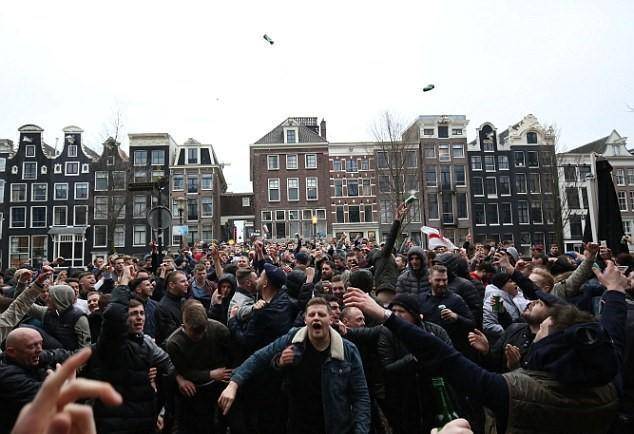 英国球迷大闹荷兰 据荷兰警方官方证言被捕闹事球迷已有90多名