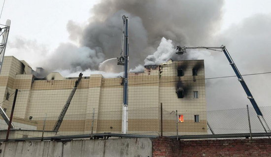 俄购物中心火灾 据目前可靠消息火灾已造成37人死亡起火原因不明