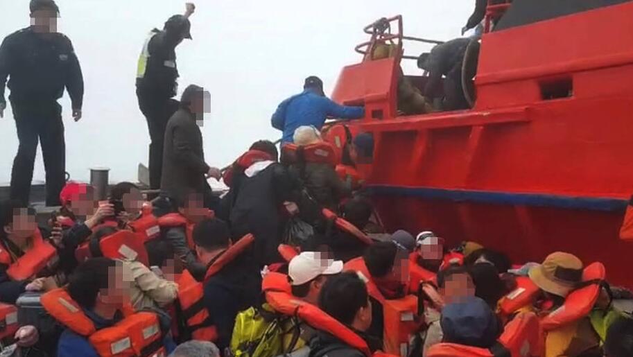 一艘载163人渡轮在韩国海岸触礁 6人轻伤没有生命危险