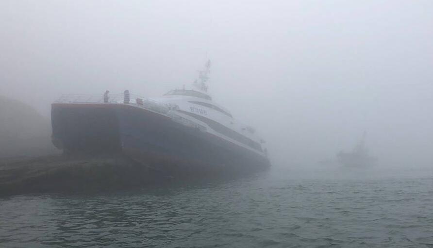 一艘载163人渡轮在韩国海岸触礁 6人轻伤没有生命危险