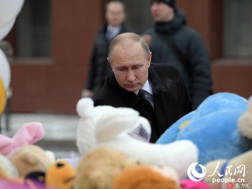 普京默哀献花悼念遇难者 俄罗斯总统普京到现场为遇难者默哀
