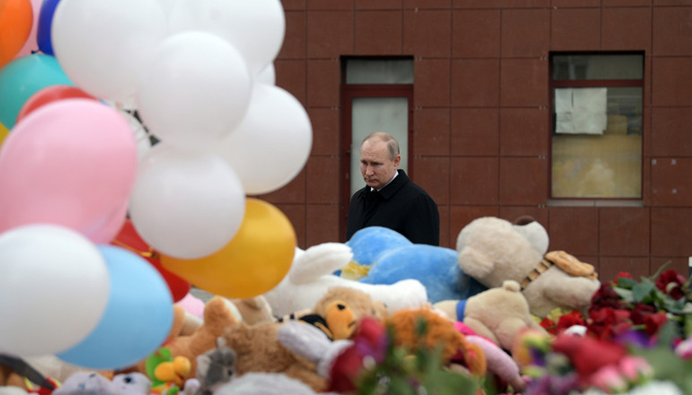 普京默哀献花悼念遇难者 俄罗斯总统普京到现场为遇难者默哀