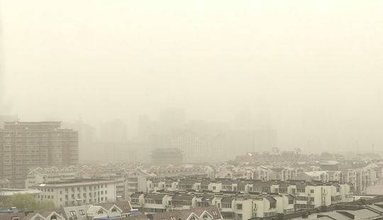北京发布沙尘预警 空气质量不佳民众全副武装出门
