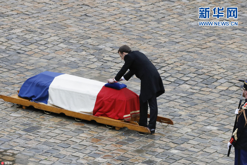 马克龙出席国葬 法国警察丧礼法国总统马克龙与他妻子共同出席