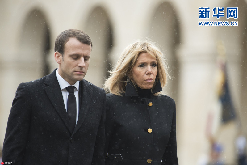 马克龙出席国葬 法国警察丧礼法国总统马克龙与他妻子共同出席