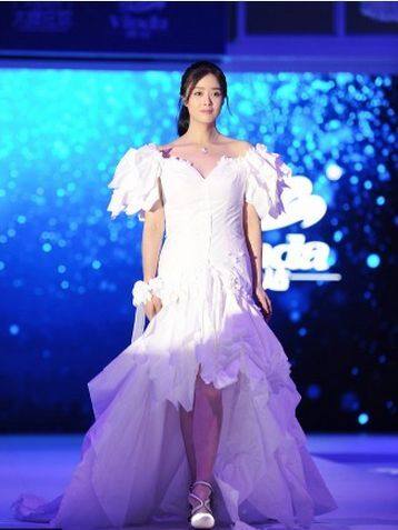 蒋欣李湘同穿白裙 丰满和丰腴一目了然一个似土豪一个似女王