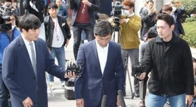 韩不批捕安熙正 法院是根据所得证据和其态度决定的