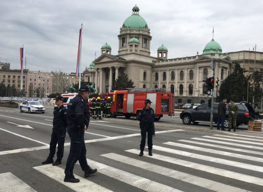 男子欲引爆塞尔维亚国会大厦 警方及时赶到将其控制住