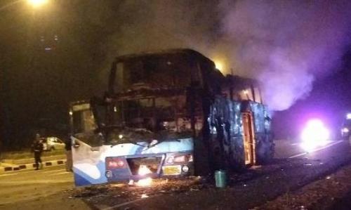 泰国一辆大巴起火致20人死亡 车子被烧得面目全非