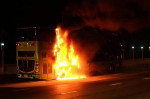 泰国一辆大巴起火致20人死亡 车子被烧得面目全非